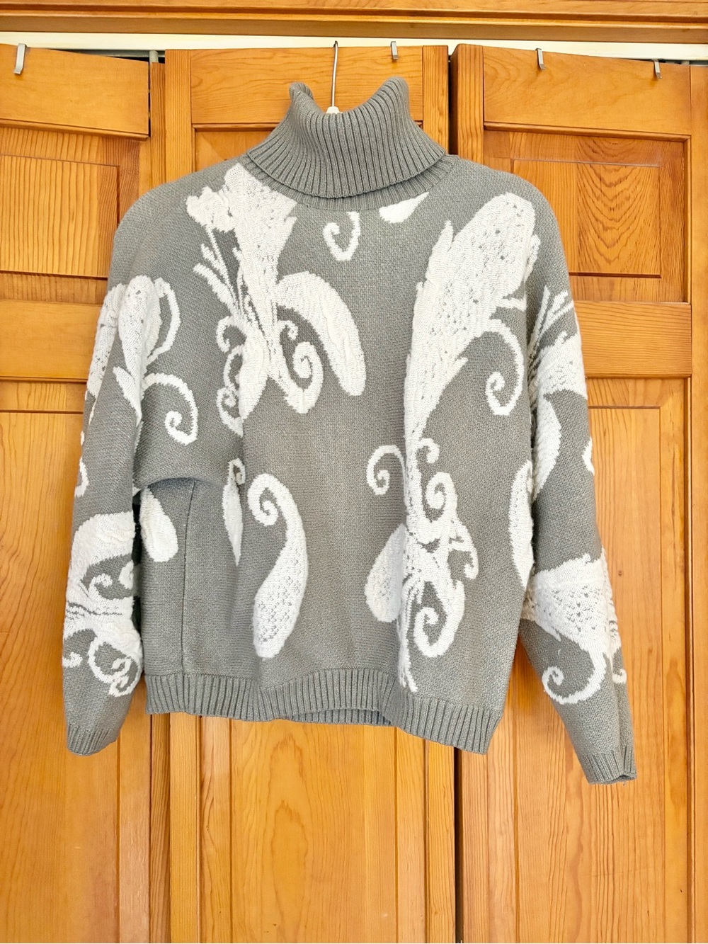 Liz Claiborne Gray and White Turtleneck Sweater